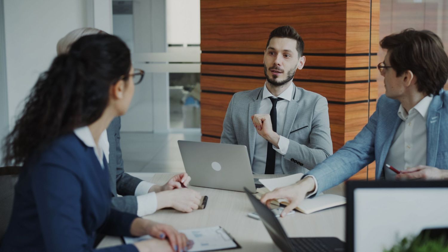 Beratungsgespräch am Besprechungstisch